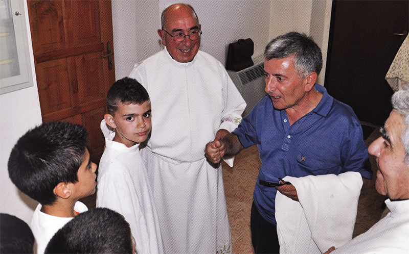 Nella foto Don Salvatore Fancello partecipa alla festa dei 50 anni di sacerdozio di Don Pietro Puggioni a Fonni.
