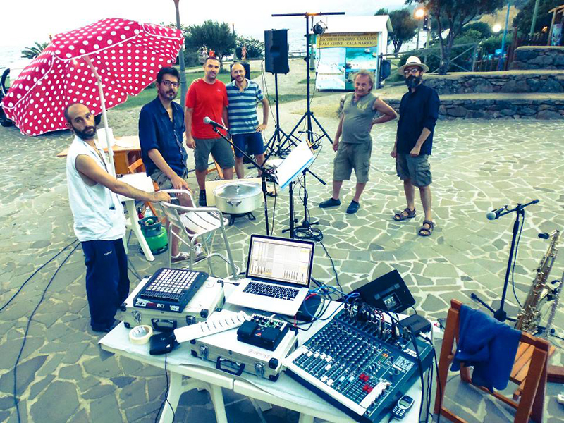 Il primo da sx è Andrea Congia assieme ai suoi compagni di viaggio nella Memoria del Mare